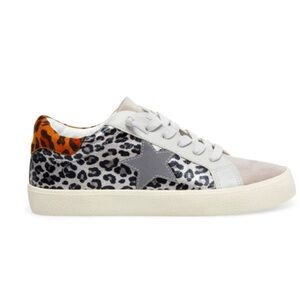 Madden Girl Lark Womens Slip on sneaker